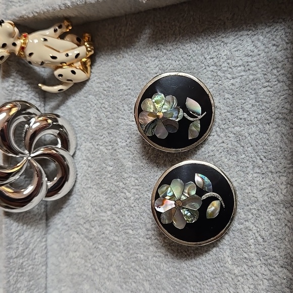 Silver Tone ALPACA Mexico Black Enamel Abalone Inlay Floral stud Earrings - Picture 14 of 17